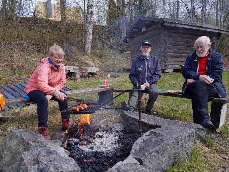 Outi Penttinen paistaa makkaraa