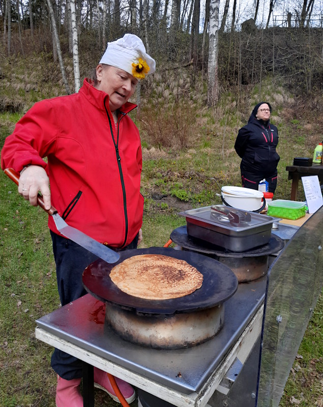 Tuula Liukko paistaa lettuja